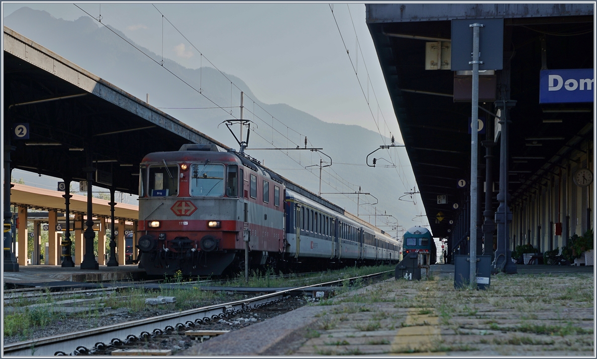 Die SBB Re 4/4 II 11109 Swiss-Express wartet mit ihrem IR 3028 nach Brig bei zu dieser Nachtmittagszeit ungünstigen Lichtverhältnissen auf die Abfahrt. 

7. Okt. 2016