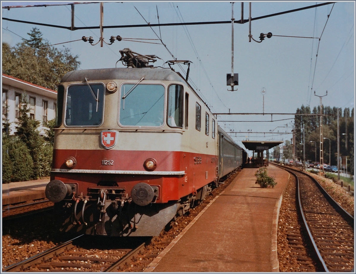 Die SBB Re 4/4 II 11252 mit dem Schnellzug 526 in Richtung Lausanne beim Halt in Grenchen Süd. 

8. Oktober 1984