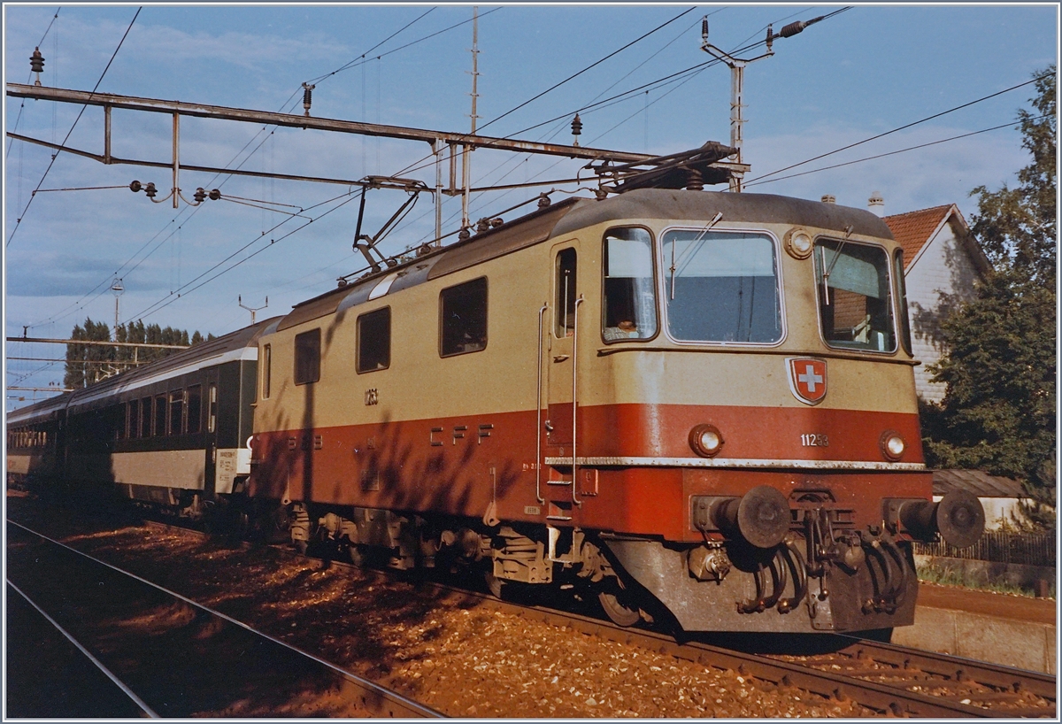 Die SBB Re 4/4 II 11253 mit den ausnahmsweise aus EW IV gebildeten Schnellzug 538 von Romanshorn nach Genève beim Halt in Grenchen Süd.
Interessant, die unstimmig passende Farbgebung an der Tür der Re 4/4 II.

4. August 1984