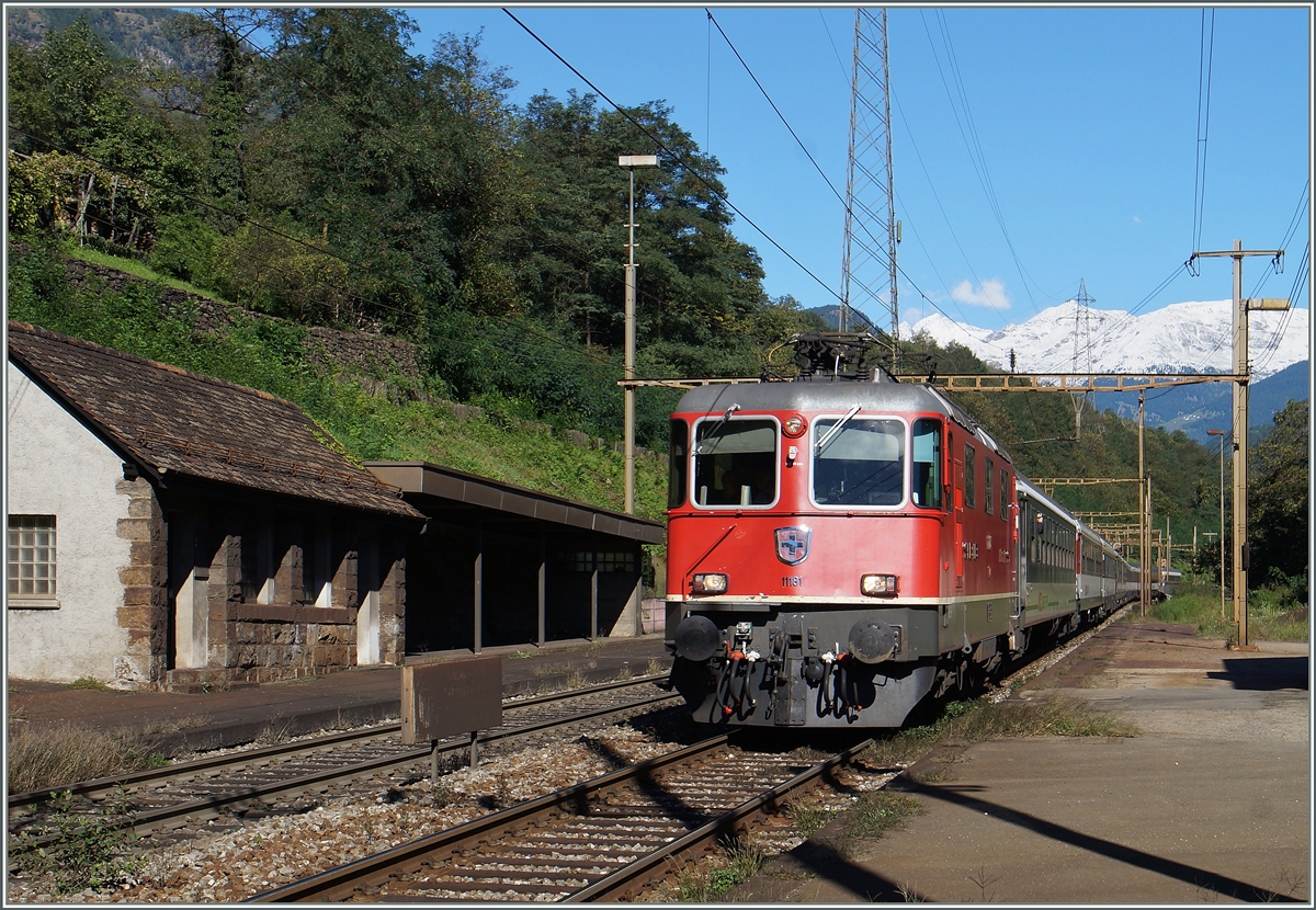 Die SBB Re 4/4 II 11181 fährt mit ihrem IR nach Locarno auf dem seit langem nicht mehr genutzten Bahnhof von Giornico durch.

24. Sept. 2015