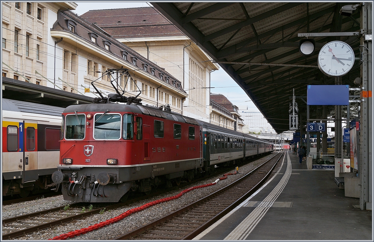 Die SBB Re 4/4 II steht mit einigen Bpm51-Wagen in Lausanne auf Gleis 2. Die Re 4/4 II der ersten Serie (mit einen Stromabnehmer) sind schon seit einiger Zeit aus dem Fahrplanmässigen Personenverkehr in der Westschweiz verschwunden, nun werden zum Fahrplanwechsel im Dezember 2021 die letzten wenigen Re 4/4 II (2. Serie) Umläufe durch Re 460 ersetzt.

17. August 2019