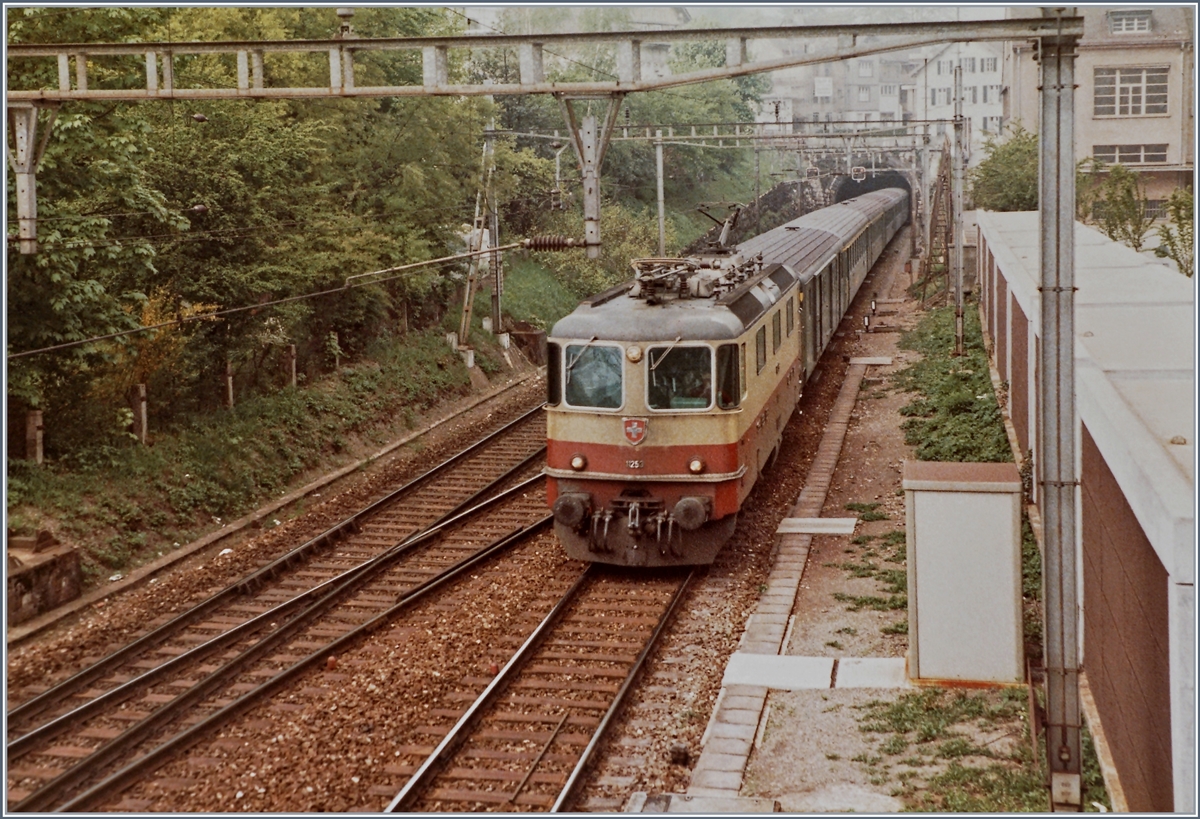Die SBB Re 4/4 II 11253 erreicht mit ihrem (Jurasüdfuss)-Schnellzug 515 Aarau. Heute, fast vierzig Jahre später verkehren in dieser Relation ICN RABe 500 als IC 5 und zumindest in der Relation Rorschach - Genève - Rorschach weiterhin mit 500-Zugsnummern. 

Analogbild vom 15. Mai 1984
