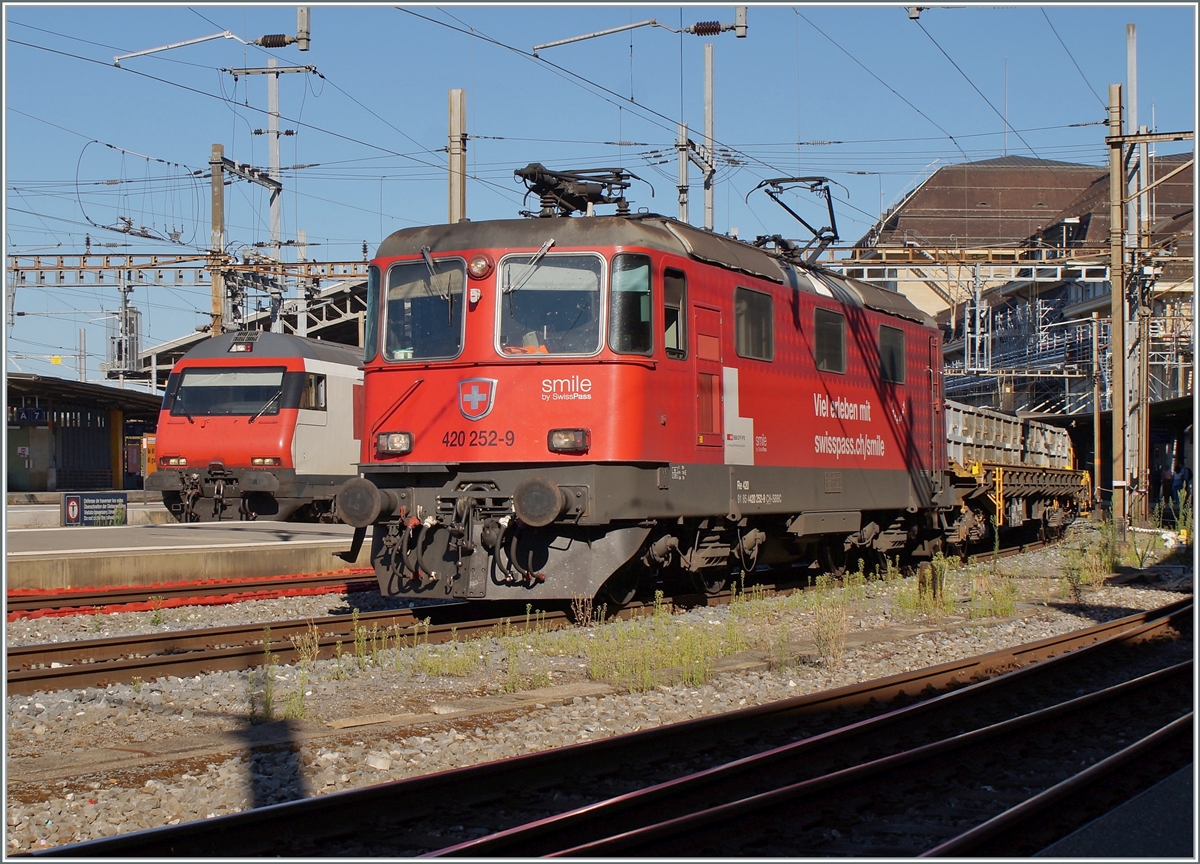 Die SBB Re 4/4 II 11252 (Re 420 252-9)  smile by swisspass  wartet in Lausanne auf die Weiterfahrt in Richtung Vevey. Vor vielen Jahren trug die Lok eine TEE Farbgebung.  

3. August 2022