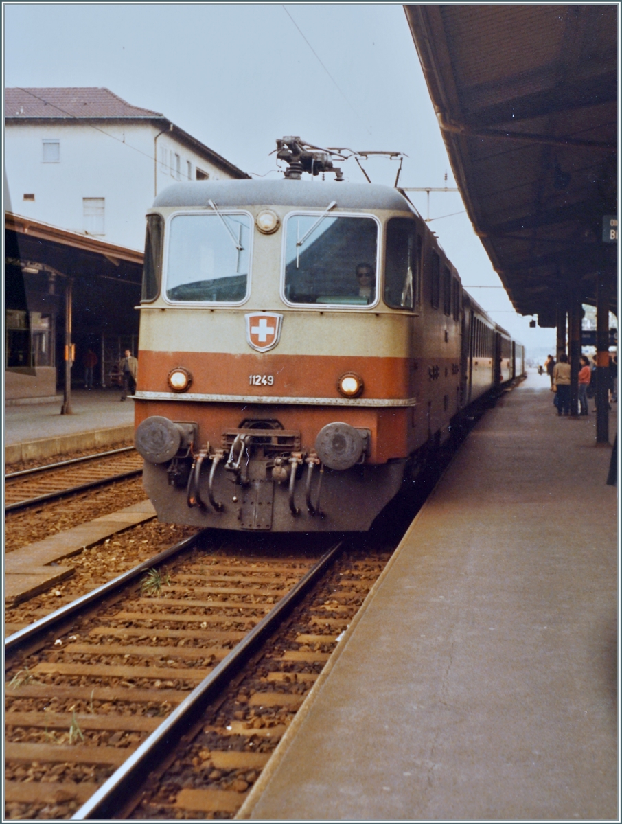 Die SBB Re 4/4 II 11249 in TEE Farben mit ihrem Schnellzug 526 in Richtung Biel/Bienne beim Halt in Aarau. 

Analogbild vom Oktober 1984