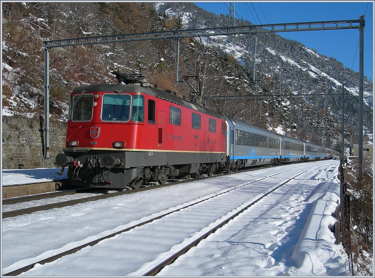 Die SBB Re 4/4 II 11206, statt wie erhofft eine Re 484, mit einem EC von Milano nach Basel bei der Durchfahrt in Hohtenn am 17. Nov. 2007.
