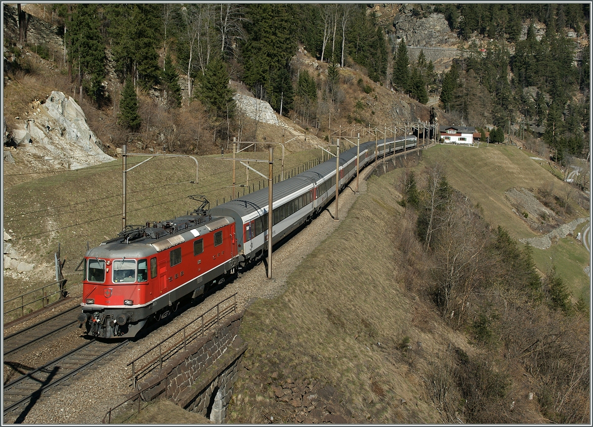 Die SBB Re 4/4 II zieht den IR 2267 von Zürich nach Locaro bei km 66 der Gotthard Nordrampe bergwärts.
14. März 2014
