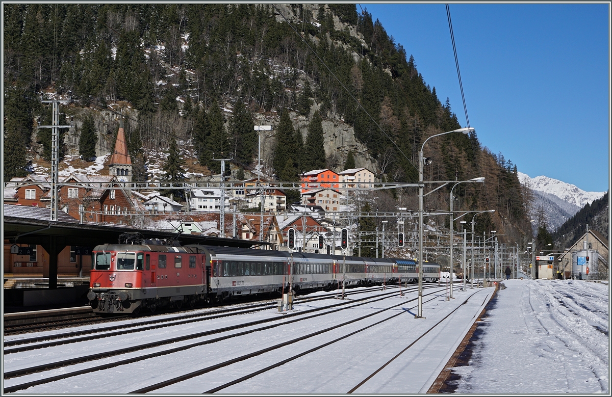 Die SBB Re 4/4 II 11247 erreicht mit ihrem IR 2319 von Basel nach Locarno den Bahnhof Göschenen.
11. Feb 2016