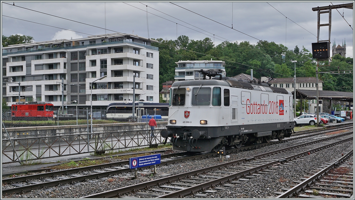 Die SBB Re 4/4 II  Erstfeld  (Re 420 268-5) in Vevey. Da soll noch jemand behaupten, SBB Cargo Lok seinen nicht sauber...
Im Hintergrund ist neben einem ausfahrenden MVR ABeh 2/6 auch der MVR HGem 2/2 2501 zu sehen.
17. Juni 2016