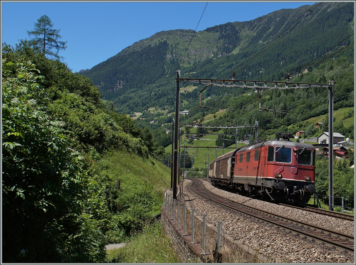 Die SBB Re 4/4 II 11171 mit einem kurzen Güterzug kurz vor Rodi Fiesso.
24. Juni 2015