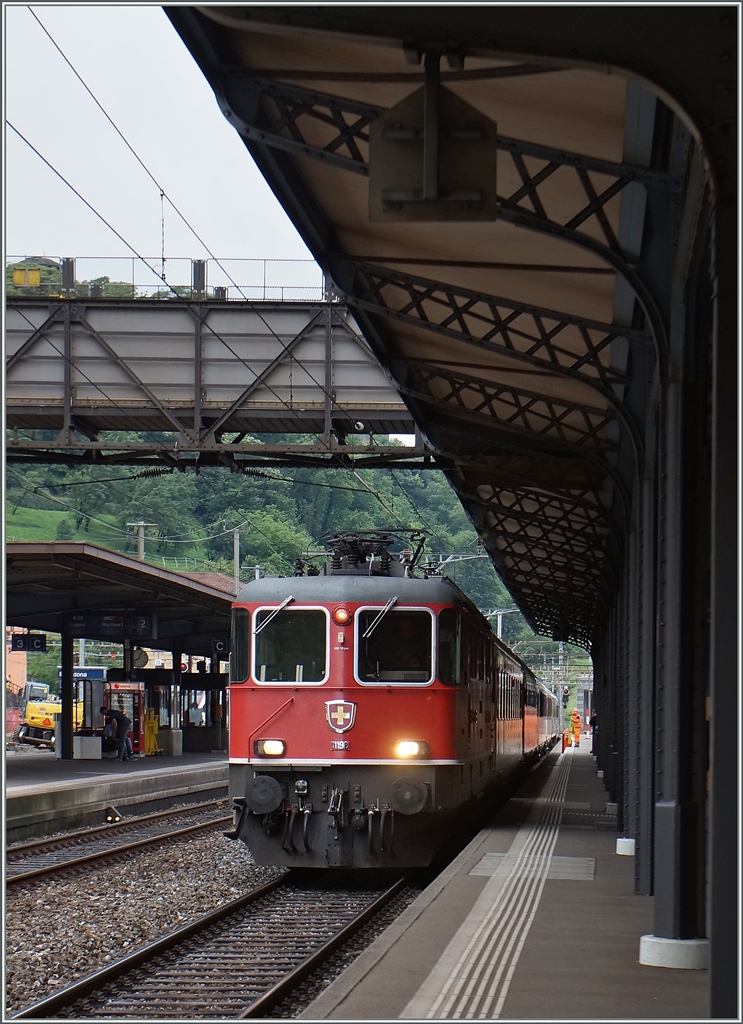 Die SBB Re 4/4 II 11193 erreicht mit ihre IR von Chiasso nach Basel Bellinzona, wobei diese Bild weniger dem Einfahrenden Zug gilt, sondern den schönen Bahnsteigpfosten bzw. Bahnsteig- Dachstützen. 
23. Juni 2015
