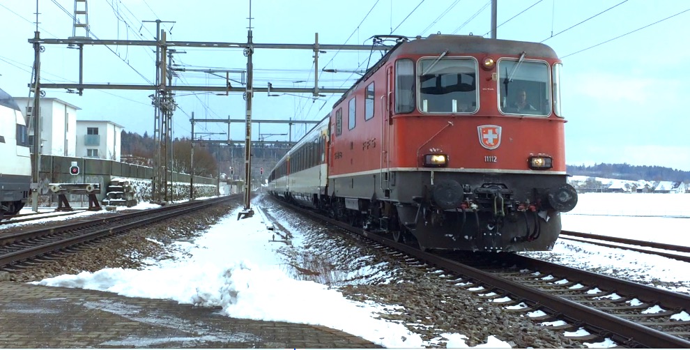 Die SBB Re 4/4 II Nr. 11112 durchfuhr am 15.1.17 um 13.36 Uhr den Bahnhof Bassersdorf, im Kanton Zürich. Die Lok fuhr mit SBB EW IV Waggons als IR nach Basel SBB.