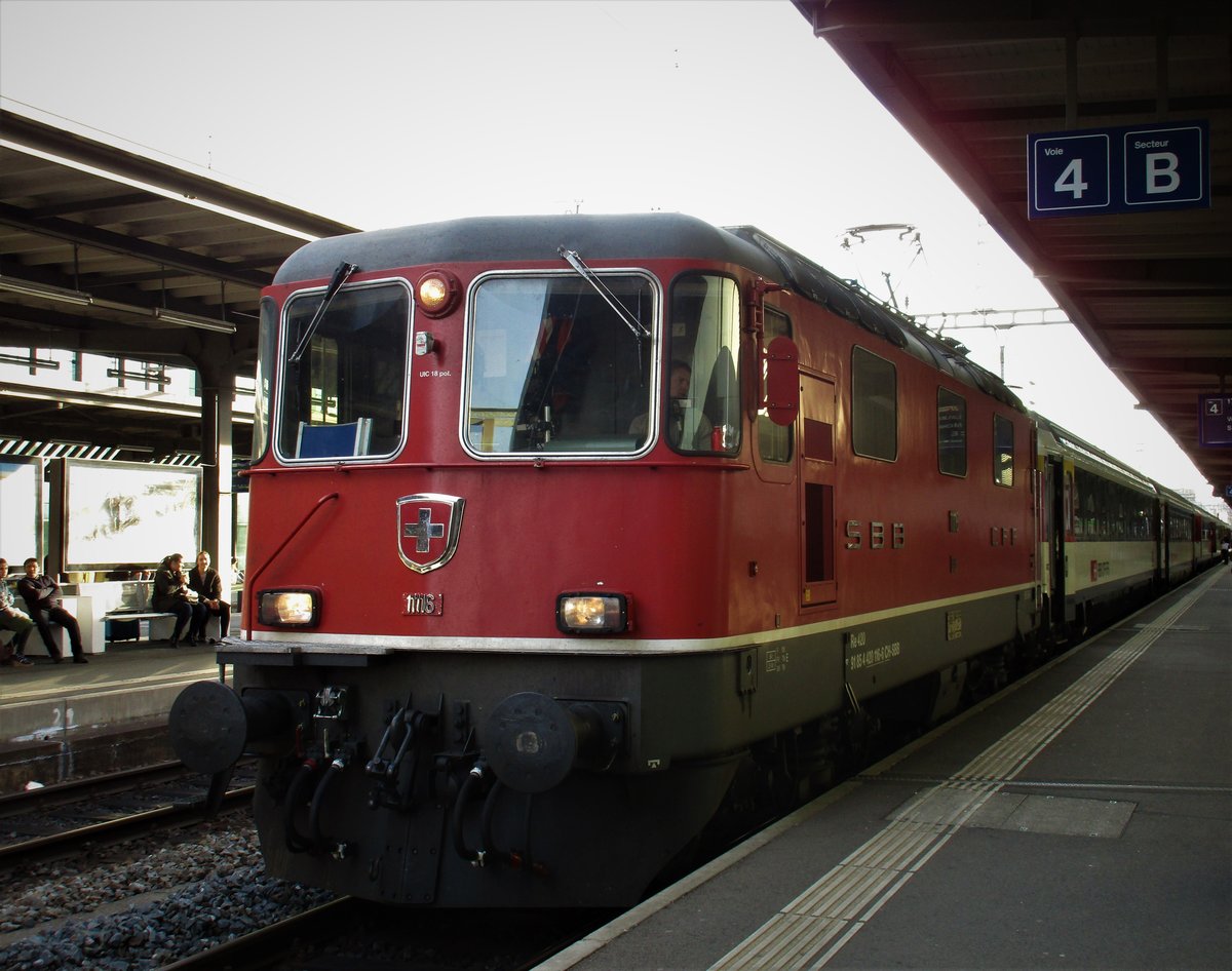 Die SBB Re 4/4 II Nr. 11116 verkehrte am 27.2.17 als IR 1929 von Genève nach Morges- Lausanne- Vevey- Montreux- Villeneuve- Aigle- Bex- St-Maurice. Im Bild wartet der IR 1929 auf Gleis 4 im Bahnhof Genève/Genf auf seiner Abfahrt. Die SBB Re 4/4 II Nr. 11116 ist eine Lok der ersten Bauserie (11107–11155) und die weisen wie die Prototypen nur einen Stromabnehmer auf, sind allerdings um 10 cm länger als die Prototypen.