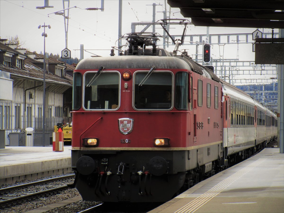 Die SBB Re 4/4 II Nr. 11200 fuhr am 28.2.17 als IR 2267 von Winterthur- Wil SG- Gossau SG- St. Gallen. Im Bild fährt der IR 2267 auf Gleis 4 im Bahnhof Winterthur ein.