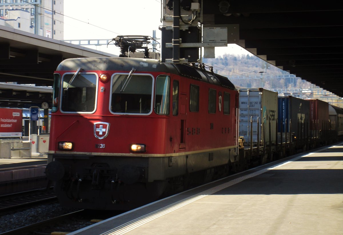 Die SBB Re 4/4 II Nr. 11239  Porrentruy  durchfuhr am 3.3.17 mit einem Güterzug auf Gleis 8 im Bahnhof Zürich Oerlikon. Die SBB Re 4/4 II Nr. 11239  Porrentruy  ist eines der zwei Re 4/4 II, die ein Gemeindewappen besitzen. Sie erbte es von der Ae 6/6 11483, die nach Gründung des Kantons Jura von der  Städtelok Porrentruy  zur  Kantonslok Jura  aufstieg.