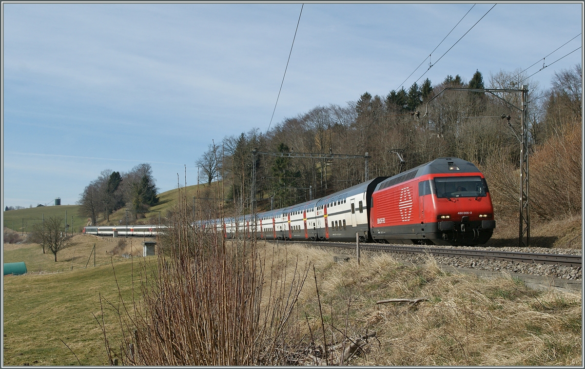 Die SBB Re 460 005-2 mit einem IR von Genève nach Luzern zwischen Cottens und Neyruz.  
12. März 2012 