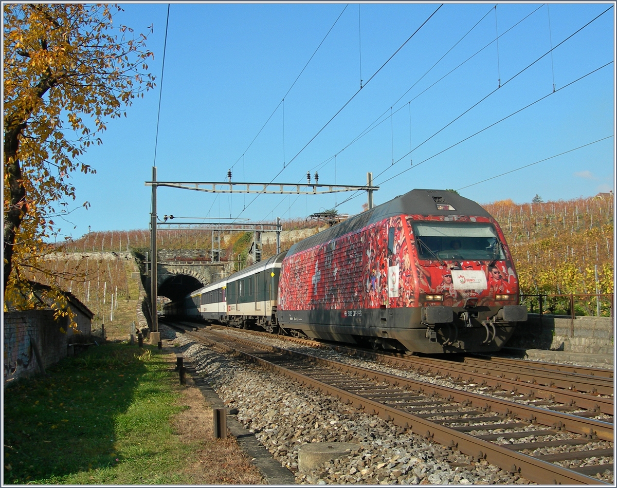 Die SBB Re 460 015-1, unterwegs mit einem IR von Genève nach Brig bei Lutry, wirbt für ein Ereignis, welches man selbst mit bestem Willen nicht übersehen kann.
8. November 2007