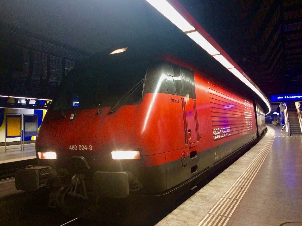 Die SBB Re 460 024-3  Rheintal  stand mit IC 2000 Waggons am 30.12.16 um 12.05 Uhr auf Gleis 2 im Bahnhof Zürich Flughafen.