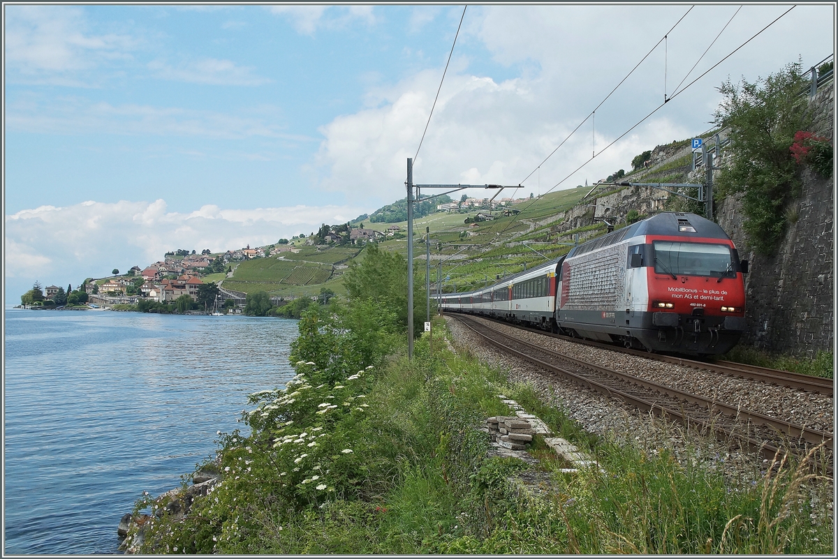 Die SBB Re 460 031-8 mit dem IR 1417 von Genève-Aéroport nach Brig bei St-Saphorin.
29. Mai 2014