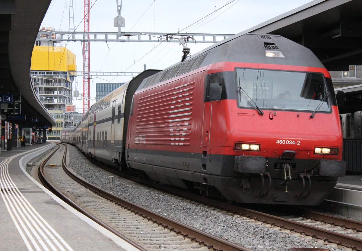 Die SBB Re 460 034-2  Aare  machte am 23. September 2017 mit dem IR von ZH Flughafen via Zürich HB nach Luzern einen kurzen Halt im Bahnhof ZH Oerlikon.