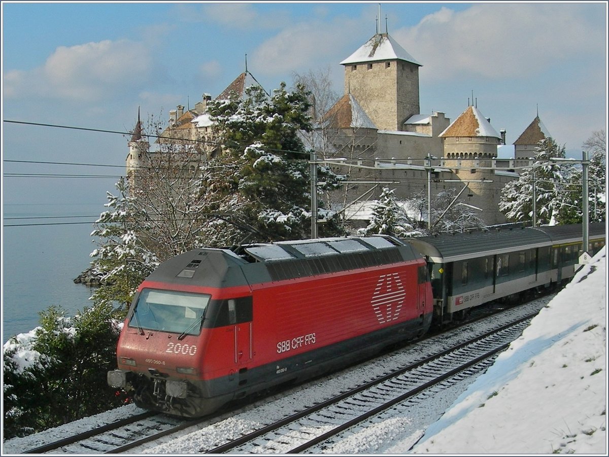 Die SBB Re 460 050-6 schiebt vor dem Hintergrund des Château de Chillon inre IR Richtung Lausanne.
25. Jan. 2007 