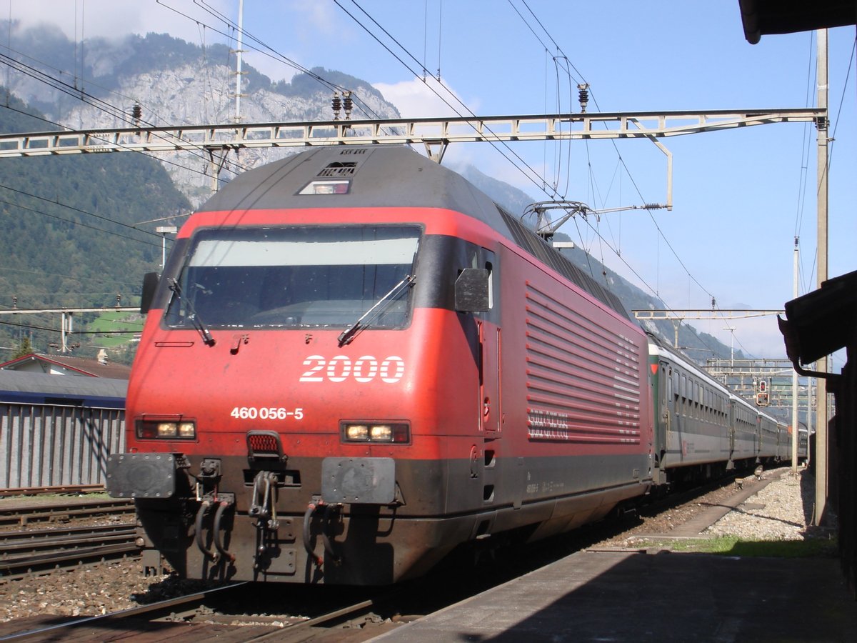 Die SBB-Re 460 056-5 fährt am 8. September 2007 mit ihrem Gotthard-Zug mit mehreren Bpm 51 an der Spitze in Erstfeld ein.