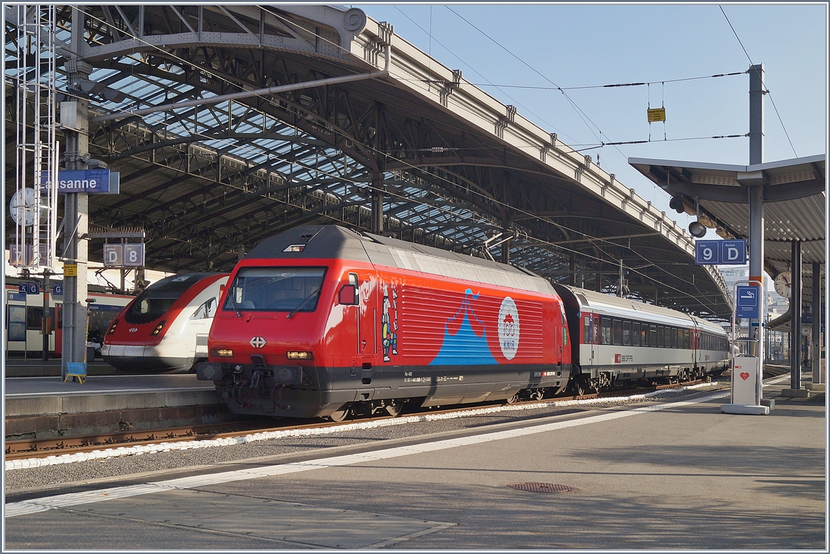 Die SBB Re 460 058-1  Zirkus KNIE  steht mit einem IR90 in Lausanne zur Weiterfahrt nach Genève Aéroport bereit. 

6. Dezember 2019