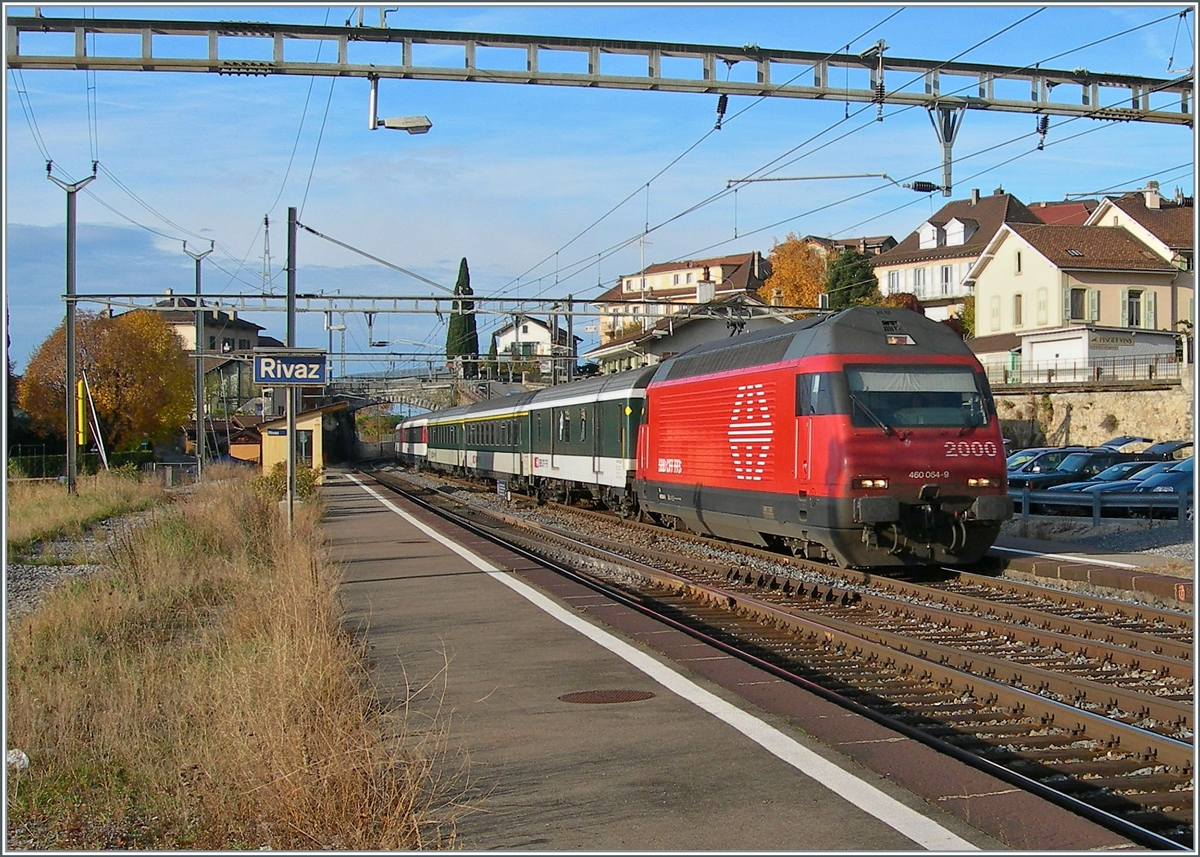 Die SBB Re 460 064-9 fährt mit einem IR nach Brig in Rivaz durch, der Güterschuppen ist verschwunden, die Gleisanlage reduziert worden, immerhin besteht noch mitten im Bahnhof und damit betrieblich wenig ideal eine Gleisverbindung.

19. Nov. 2006