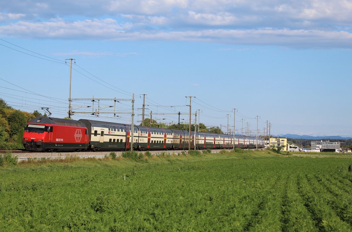 Die SBB Re 460 072-2  Reuss   unterwegs mit dem IR 70 zwischen Bassersdorf und Kloten.

12. August 2018