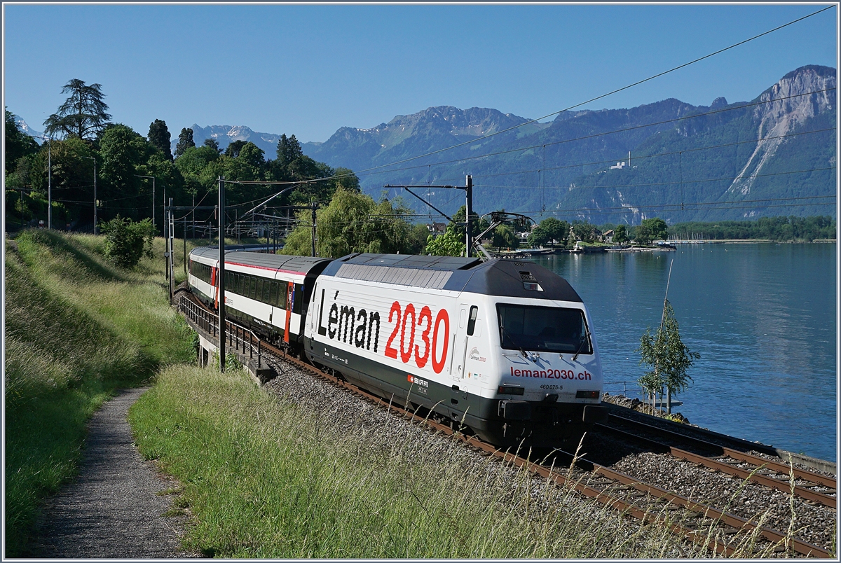 Die SBB Re 460 075-5  Léman 2030  mit ihrem IR 1713 auf dem Weg nach Brig kurz vor Villeneuve. 

21. Mai 2020