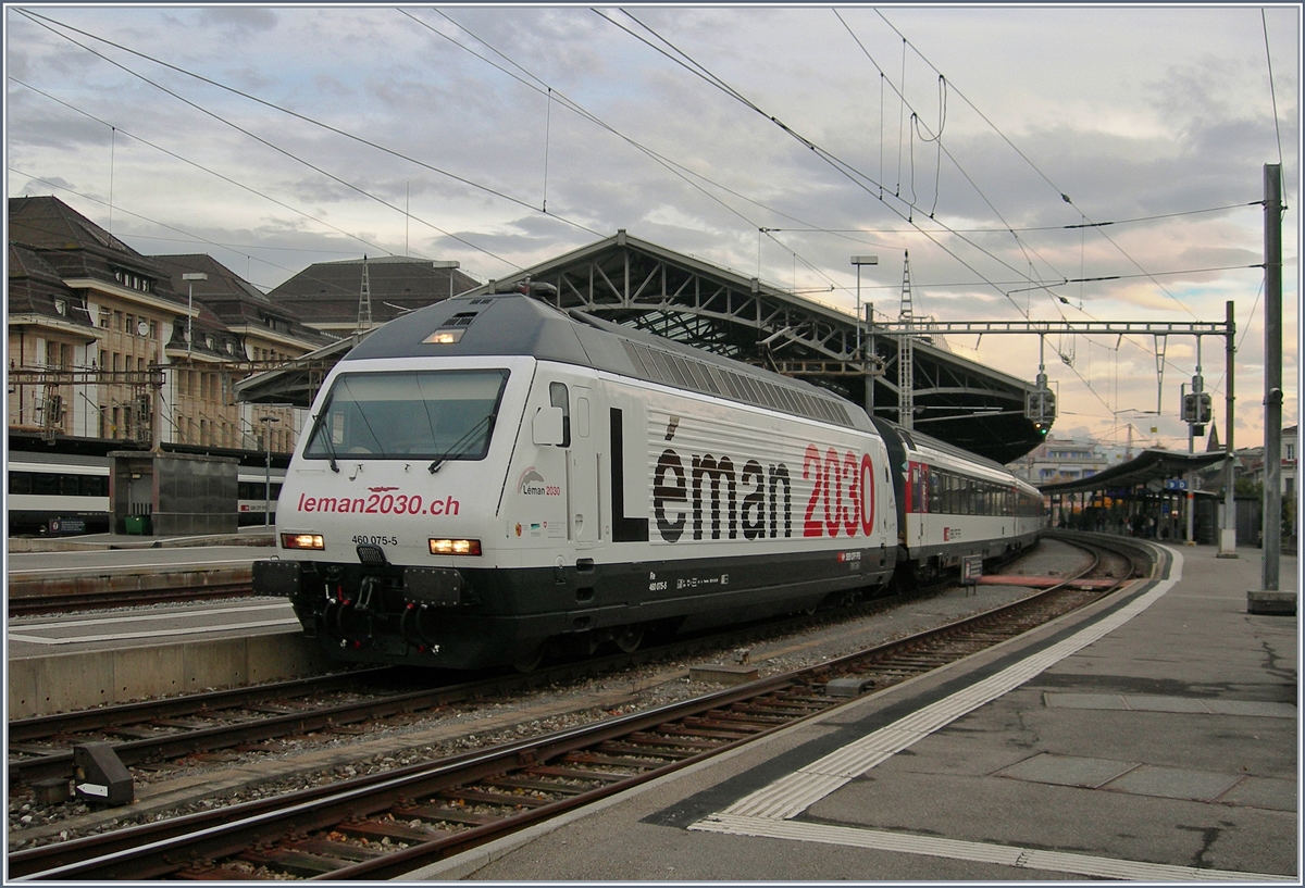 Die SBB Re 460 075-5  Léman 2030  verlässt mit ihrem IR 1824 von Brig nach Genève Aéroport Lausanne.
23. Nov. 2016