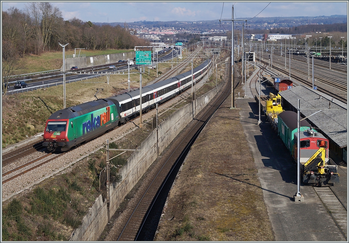 Die SBB Re 460 087-0  Reka-Rail  mit dem IR 1424 Brig - Genève Aéroport bei der Lonay Préveranges. 
5. März 2014