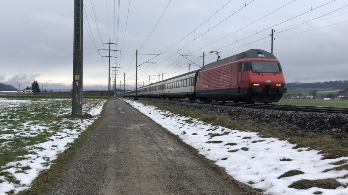Die SBB Re 460 089 mit IC 61 nach Interlaken Ost in Kiesen BE
