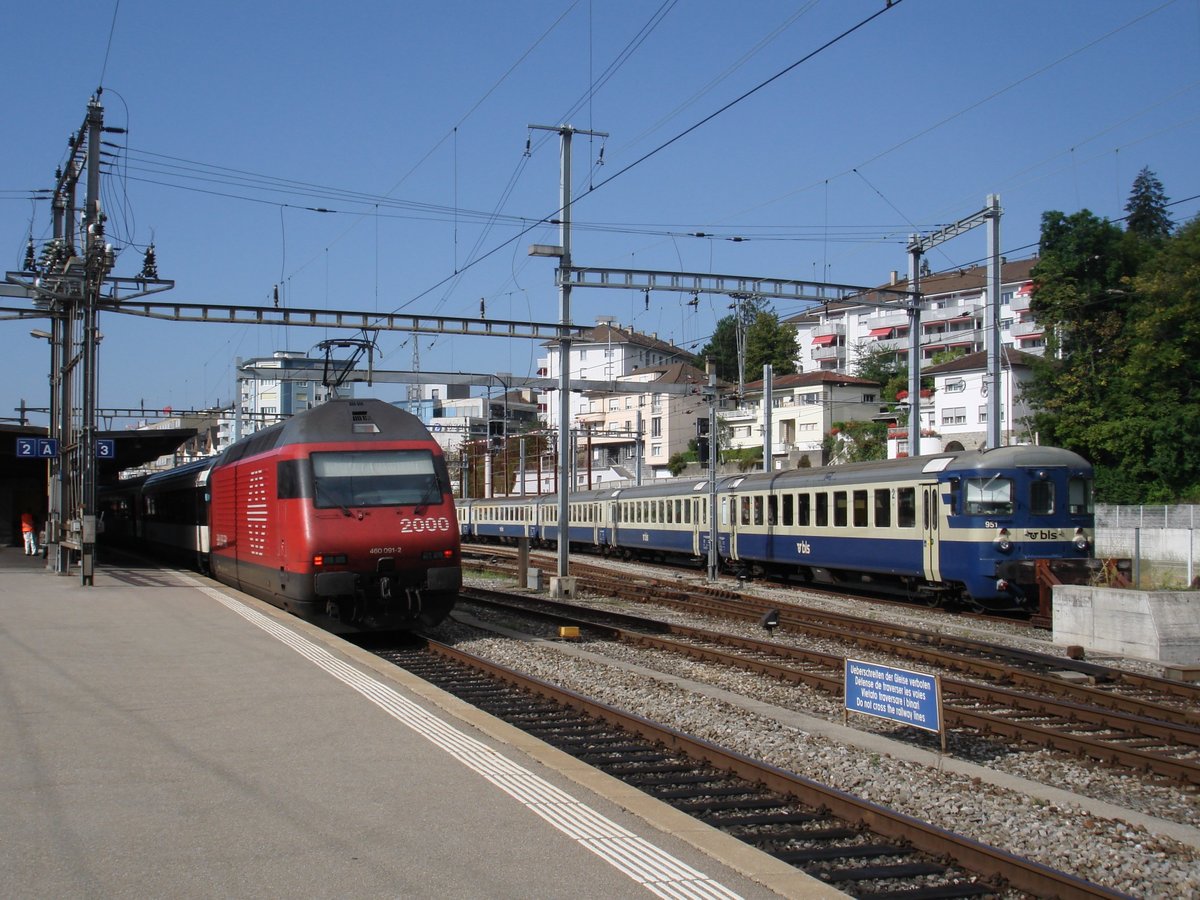 Die SBB-Re 460 091-2 und ein abgestellter BLS-EW I-Pendel mit dem Bt 951 am 15. August 2007 in Fribourg.