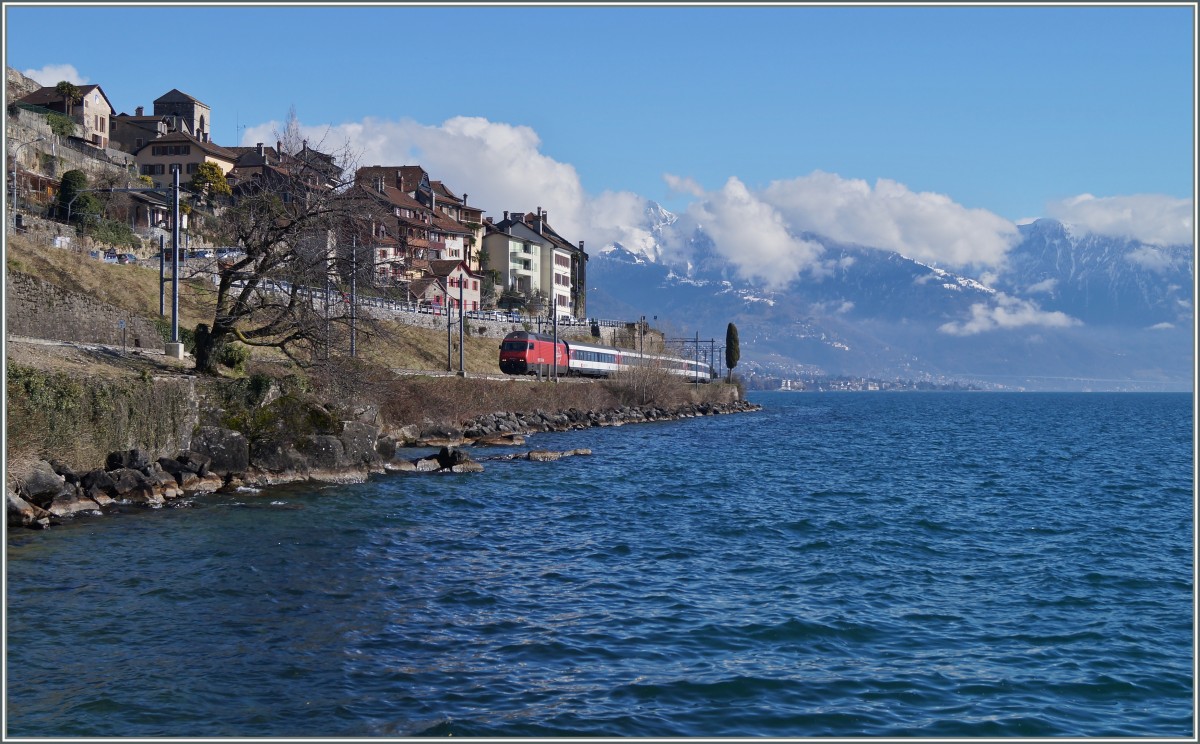 Die SBB Re 460 095-3 mit ihrem IR 1426 von Brig nach Genève Aéroport bei St-Saphorin.
23. Feb. 2014