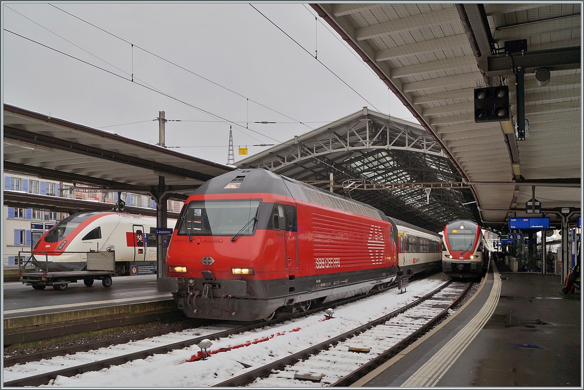 Die SBB Re 460 096 (UIC Re 460 9185 4 460 096-1 CH-SBB) wartetet mit ihrem aus EW IV formierten IC 1 723 in Lausanne auf die Abfahrt nach St.Gallen. Baustellen bedingt (Léman 2030) ist heute Lausanne statt Genève Aéroport die Zugsausgangsstation. 

17. Januar 2021