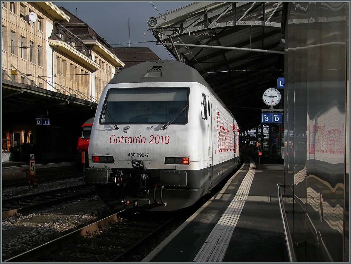 Die SBB Re 460 098-7-  Biasca  wirbt für den Gotthardtunnel. 
Lausanne, den  4. Jan. 2015  