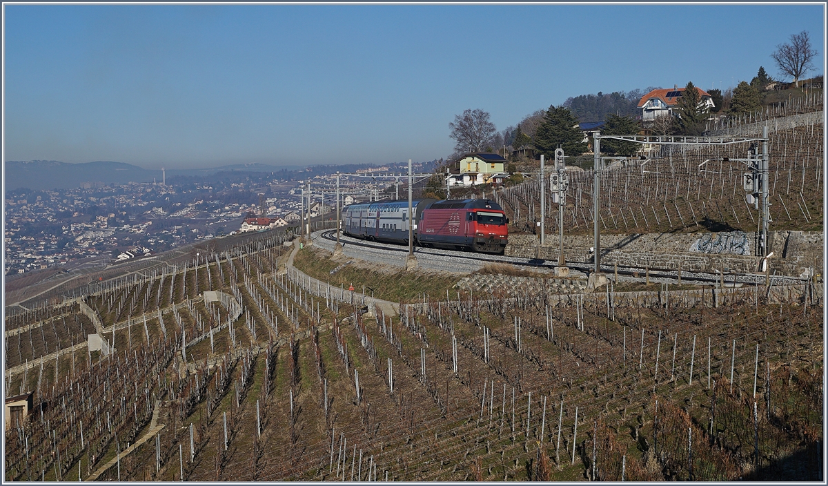 Die SBB Re 460 100-1 erreicht mit ihrem IR 2515 von Genève-Aéroport nach Luzern den Bahnhof von Grandvaux.
15. Feb. 2019