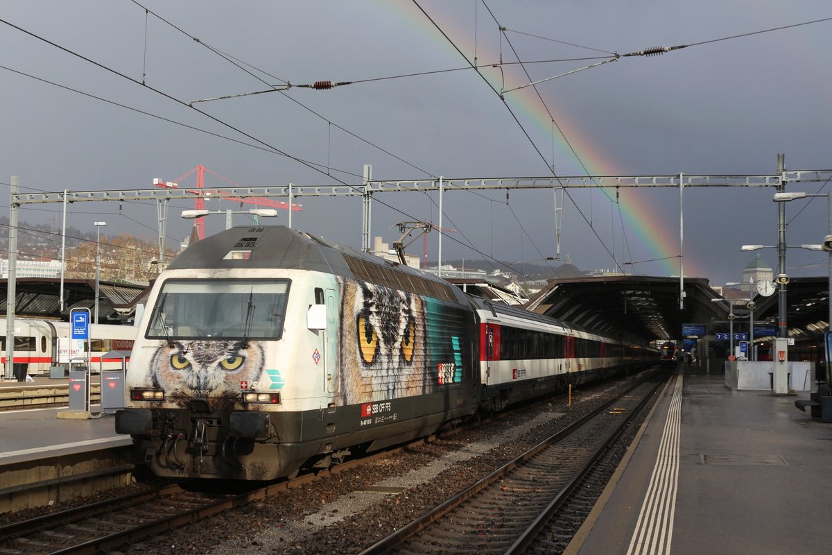 Die SBB Re 460 105  Eule  beim Halt am 1. April 2018 mit dem IC nach Chur im Zürich HB. Am nächsten Tag wird die  Eule  nach Bellinzona fahren, wo dann ihr VSLF-Look entklebt wird...