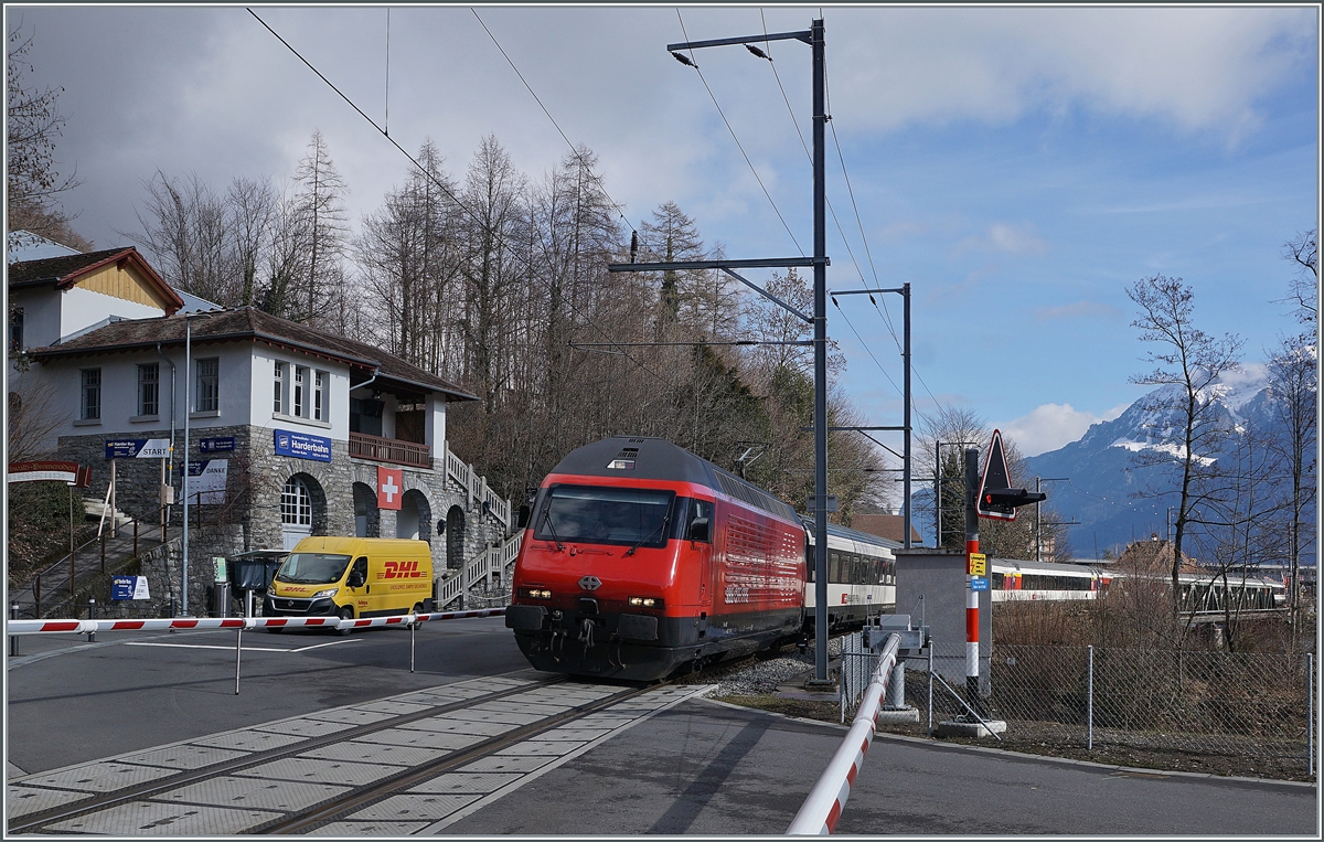 Die SBB Re 460 110 (UIC 91 85 4 460 110-0 CH-SBB) mit ihrem IC61 1070 nach Basel SBB den Bahnhof von Interlaken Ost verlassen, die Aare überquert und fährt nun an der Talstation der Harder Standseil Bahn in Richtung Interlaken West. 

17. Februar 2021