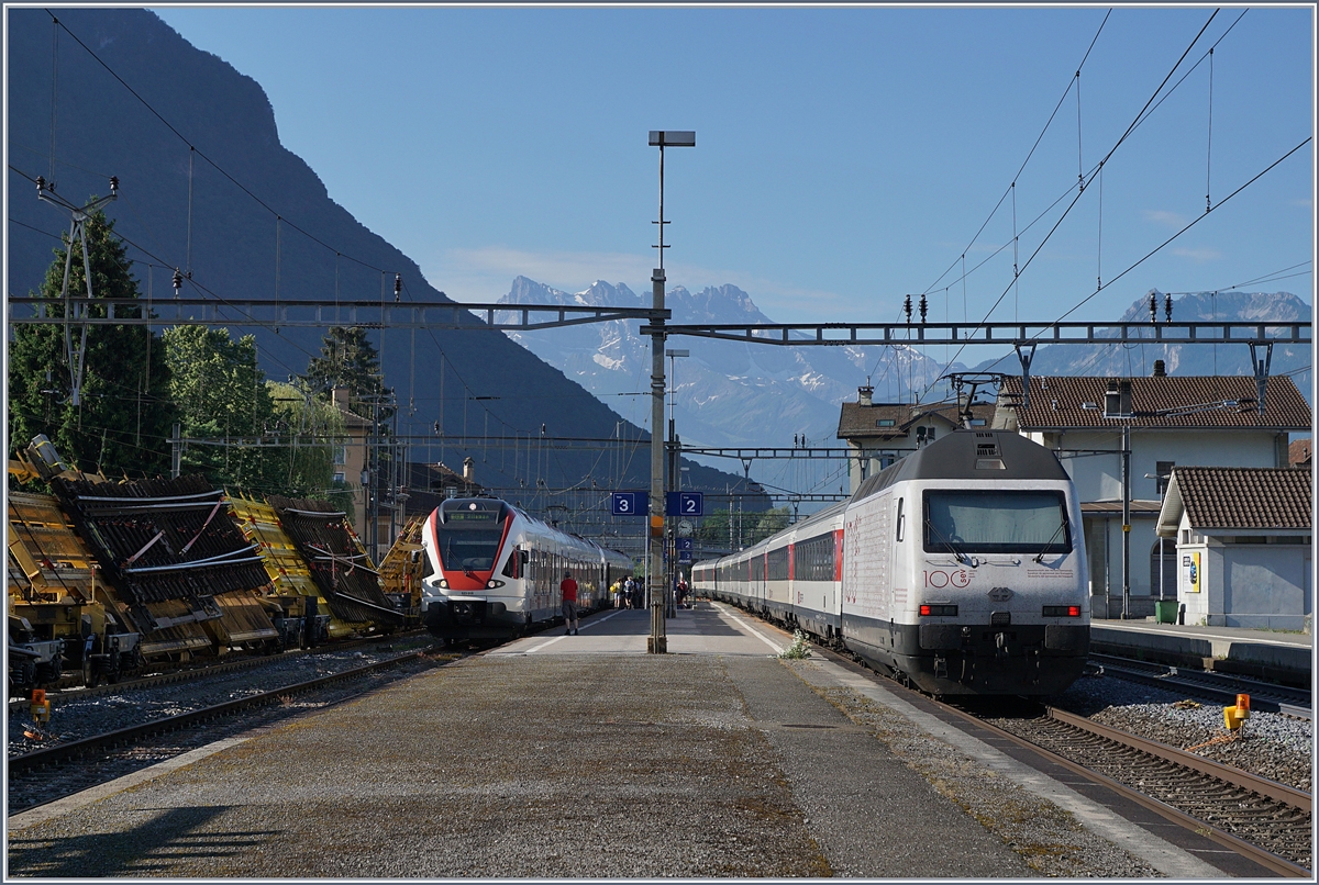 Die SBB Re 460 113-1 mit SEV Werbung schiebt ihren IR 1711 in Villeneuve Richtung Brig.

1. Juli 2019