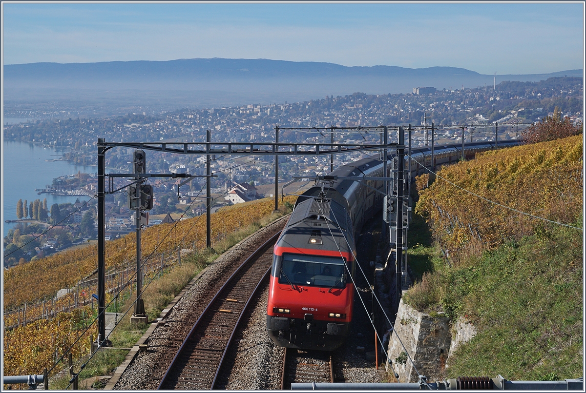 Die SBB Re 460 113-4 mit ihrem IC 723 auf der Fahrt von Genève Aéroport nach St.Gallen passiert die Einfahrsignale von Grandvaux.
26. Okt. 2017