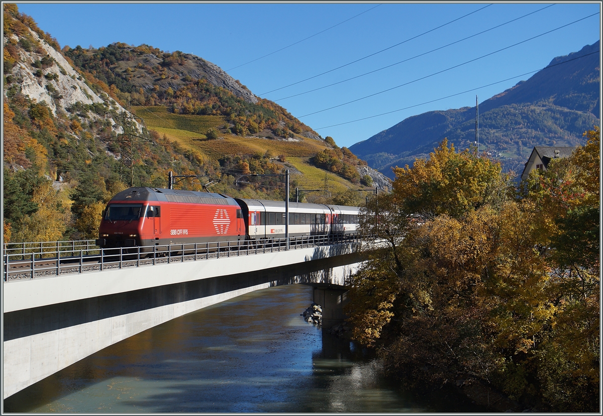 Die SBB Re 460 113-4 mit einem IR nach Brig auf der Rhone Brücke bei Leuk. 

26. Oktober 2015 