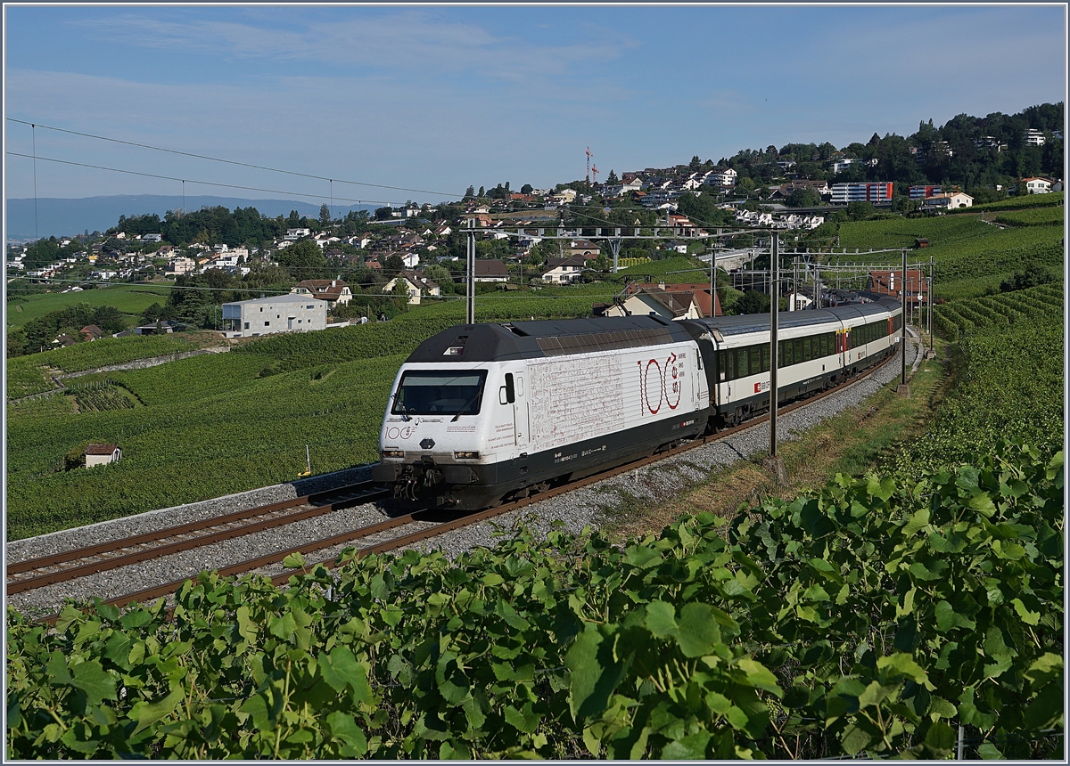 Die SBB Re 460 113-4  100 Jahre SEV  mit dem IR 15 2513 von Genève-Aéroport nach Luzern bei Bossière in den Weinbergen des Lavaux. 

14. Juli 2020