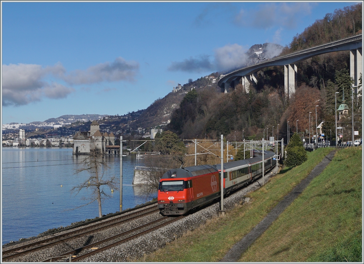 Die SBB Re 460 116-3 zieht kurz vor Villeneuve ihren IR 90 in Richtung Brig (während am Schluss des Zuges eine weitere schiebt).

10. Januar 2022