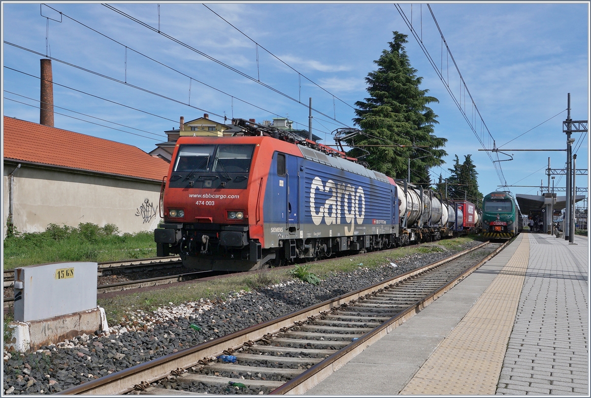 Die SBB Re 474 003 erreicht mit einem Güterzug nach Luino den Bahnhof Gallarate und muss eine Weile auf die Weiterfahrt warten.

27. April 2019