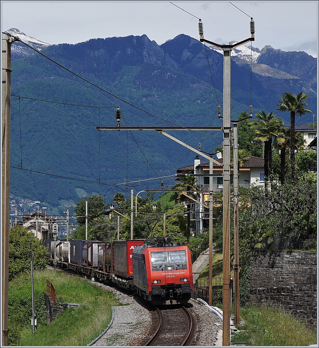 Die SBB Re 474 014 mit einem Güterzug auf der Fahrt Richtung Luino kurz nach dem im Hintergrund zu sehenden Bahnhof San Nazzaro.
20. Mai 2017