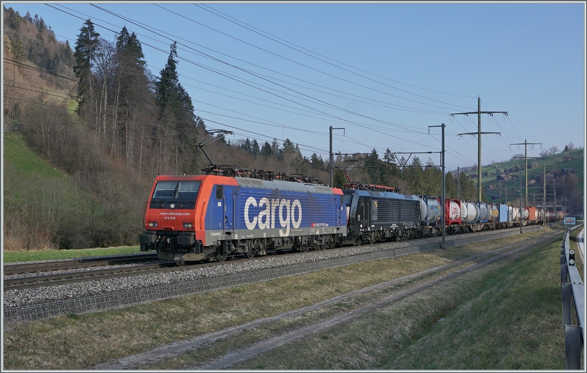 Die SBB Re 474 016 und eine weitere Lok dieses Typs sind bei Mülenen mit einem Güterzug Richtung Süden unterwegs.

14. April 2021