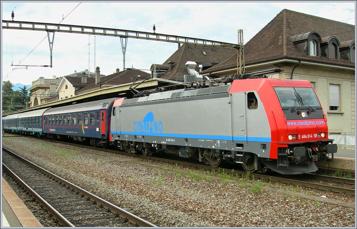 Die SBB Re 484 014 in CIS Farben mit dem EN Roma - Genève beim Halt in Vevey. Leider wusste ich damals nicht, dass es von Vorteil ist, den ganzen Zug mit aufs Bild zu nehmen.
31. Juli 2006