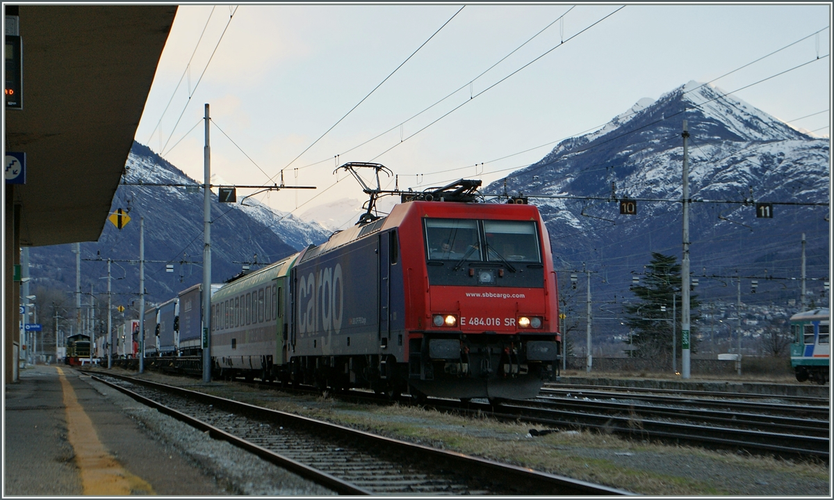 Die SBB Re 484 016 in Domodossola: Am 24. Jan. 2014 mit einem Rola nach Novara.
