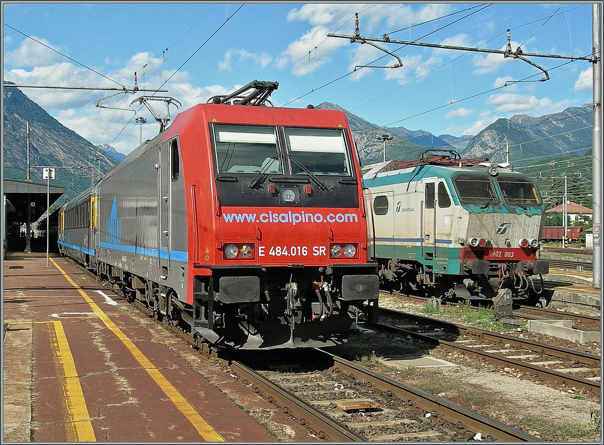 Die SBB Re 484 016 in Domodossola: Am 30. Aug. 2006 mit einem CIS EC nach Milano. 
